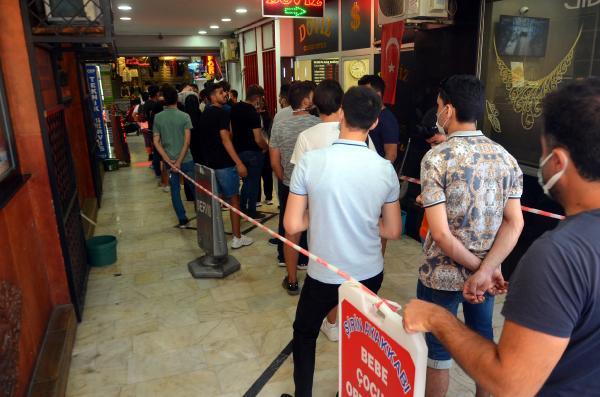 Uçakta unutulan eşyaları alma kuyruğu caddeye taştı
