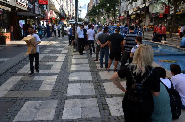 Uçakta unutulan eşyaları alma kuyruğu caddeye taştı