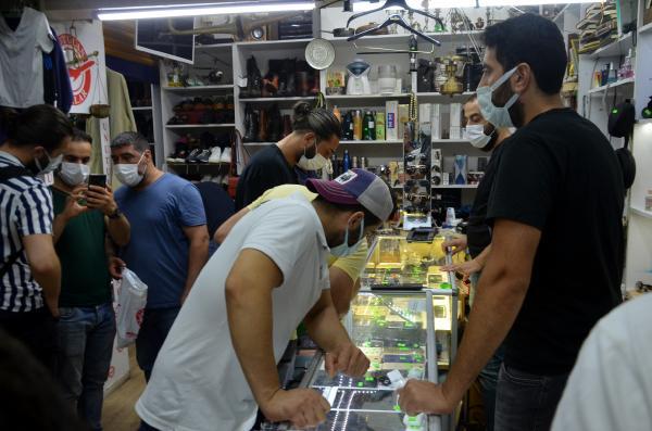 Uçakta unutulan eşyaları alma kuyruğu caddeye taştı