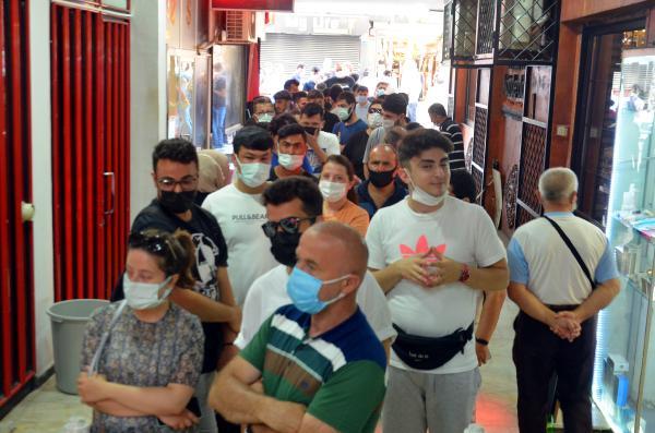 Uçakta unutulan eşyaları alma kuyruğu caddeye taştı Uçakta unutulan eşyaları alma kuyruğu caddeye taştı