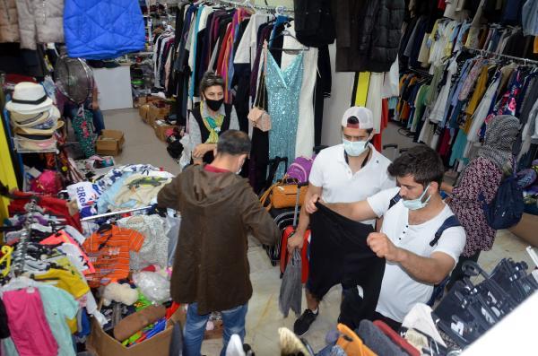Uçakta unutulan eşyaları alma kuyruğu caddeye taştı