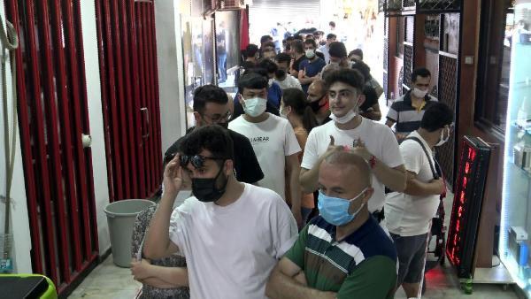 Uçakta unutulan eşyaları alma kuyruğu caddeye taştı