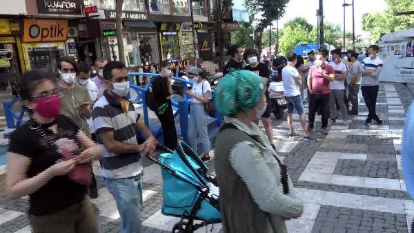 Uçakta unutulan eşyaları alma kuyruğu caddeye taştı