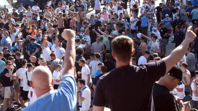 UEFA'nın kararıyla İstanbul yerine Porto'ya giden İngiliz taraftarlar delta varyantını taşıdıkları ülkeyi ateşe attı UEFA'nın kararıyla İstanbul yerine Porto'ya giden İngiliz taraftarlar delta varyantını taşıdıkları ülkeyi ateşe attı