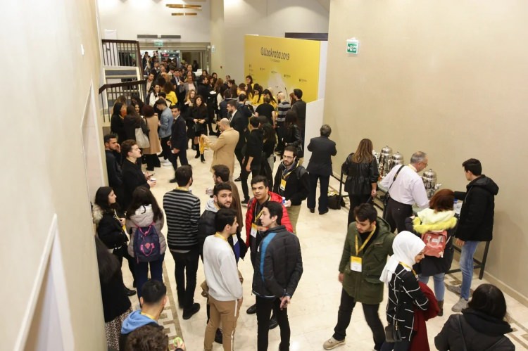 <p>Bidroom tarafından geçtiğimiz yıl dünyanın en etkin 10 turizm zirvesi arasında gösterilen Uzakrota’da, bu yıl 150 üst düzey konuşmacı, 100’den fazla stand katılımcısı ve 500’den fazla marka ile 4500’ün üzerinde katılımcı yer aldı. </p>
