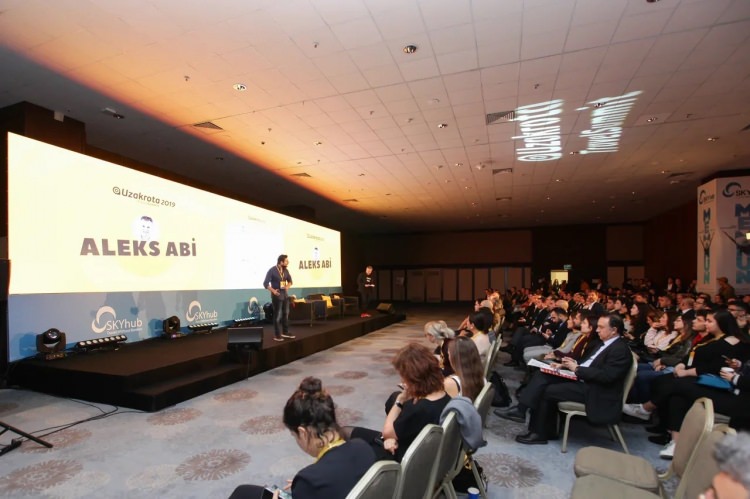 <p>Turizm sektöründeki havayolları, Tur operatörleri, seyahat acenteleri, oteller, turizm teknoloji firmaları, Start Up firmalar, Turizm tedarik firmaları, Yatırım şirketleri ve sosyal medya influencerları ile tüm turizm paydaşlarını bir araya getiren eşsiz bir etkinlik yapıldı. Etkinliğin akşamında da, ilk defa düzenlenen Uzakrota Turizm Ödüllerinde plaketlerini alan ödül kazanan firmalar, gecenin ilerleyen saatlerine kadar parti eşliğinde kutlamalarda bulundu.</p>
