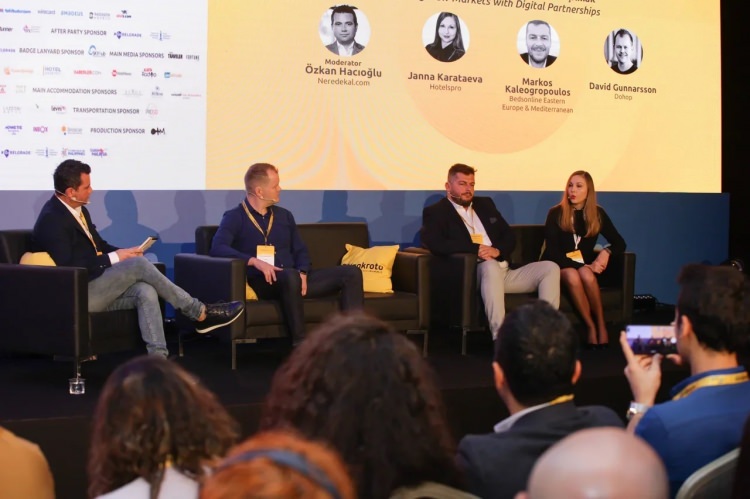 <p><strong>SKYhub Ana Salonu, Emirates Pazarlama Salonu, Neredekal.com Teknoloji Salonu, Turkish Airlines Corporate Club Travel Stage, International Residency & Citizenship Stage</strong> ve <strong>Startup Stage</strong> olmak üzere eş zamanlı olarak 5 farklı sahnede etkinlik dopdolu içerikleri, çarpıcı konu başlıkları ile dikkati çekti.</p>
