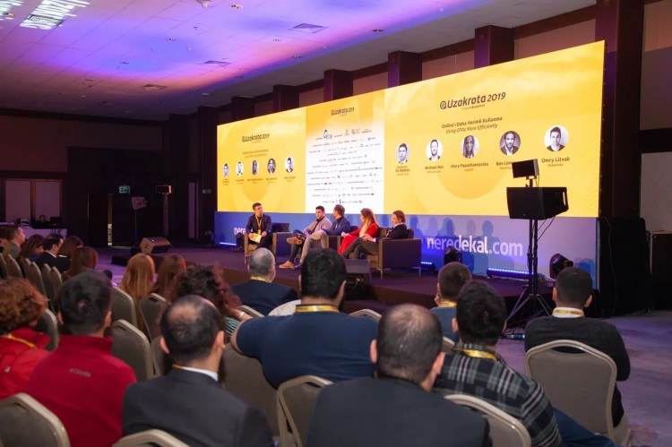 <p>Her geçen sene daha etkin, daha başarılı bir organizasyon olan Uzakrota Travel Summit için katılımcı firmalar da övgü dolu sözlerle memnuniyetlerini ifade ettiler. Daha önceki etkinliklerinde olduğu gibi, bu yıl da global turizm pazarından yöneticiler ve Türkiye’de turizme yön veren profesyoneller bu değerli etkinlikte bir araya geldi. </p>
