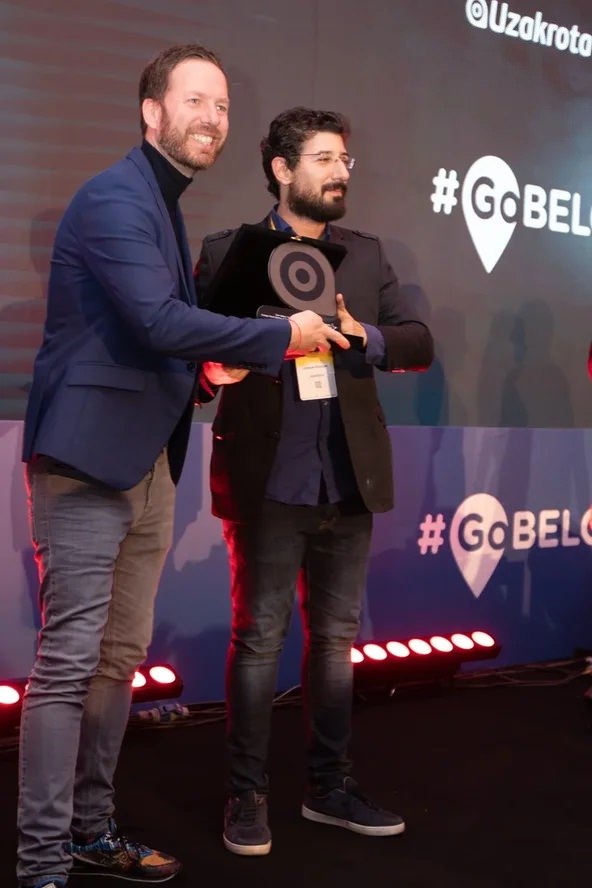 <p>Etkinliğin sona ermesinin ardından 19:00’da Emirates salonunda gerçekleşen Uzakrota Travel Summit ödül töreninde ise, kazananlara plaketleri takdim edildi. Bir parti ortamına dönüşen salonda, canlı müzik ve Jazz eşliğinde gece sona erdi.  </p>
