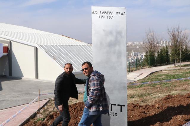 Uzay programı için Göbeklitepe'ye yerleştirilen monolitin bir benzeri Şanlurfa'da kent merkezine dikildi