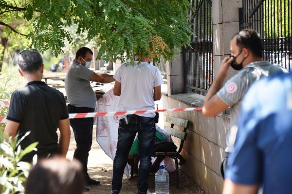 Üzerinden kimlik bile çıkmadı! Hastane bahçesinin bankında oturur haldeki adamın şüpheli ölümü Üzerinden kimlik bile çıkmadı! Hastane bahçesinin bankında oturur haldeki adamın şüpheli ölümü