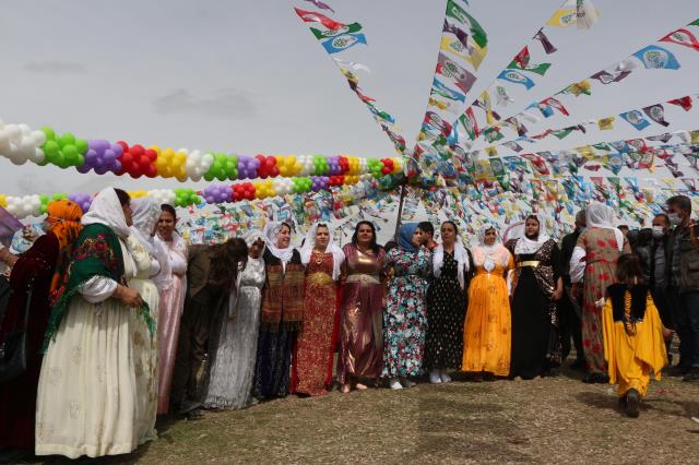 Van'daki Nevruz kutlamalarında korku dolu anlar! Ateş bir anda parladı, birçok kişi yanma tehlikesi atlattı