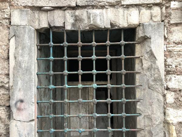 Vefat eden annelerinin bıraktığı sandığın içinden çıktı! Osmanlı'dan kalma belgeyle İstanbul'un göbeğindeki tarihi esere mirasçı oldular