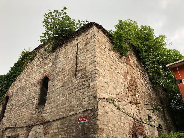 Vefat eden annelerinin bıraktığı sandığın içinden çıktı! Osmanlı'dan kalma belgeyle İstanbul'un göbeğindeki tarihi esere mirasçı oldular Vefat eden annelerinin bıraktığı sandığın içinden çıktı! Osmanlı'dan kalma belgeyle İstanbul'un göbeğindeki tarihi esere mirasçı oldular