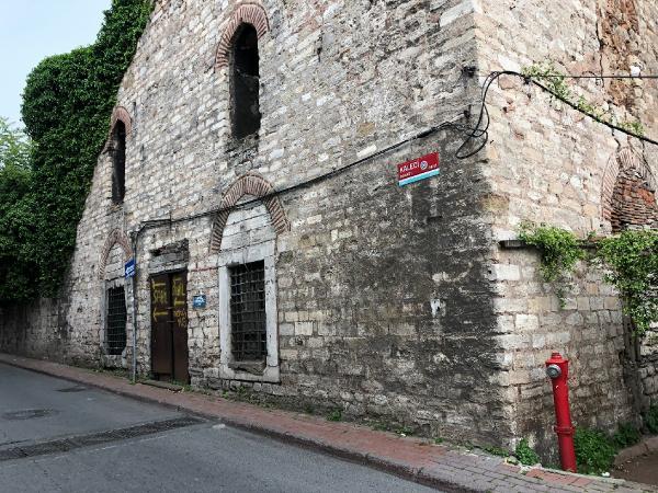Vefat eden annelerinin bıraktığı sandığın içinden çıktı! Osmanlı'dan kalma belgeyle İstanbul'un göbeğindeki tarihi esere mirasçı oldular Vefat eden annelerinin bıraktığı sandığın içinden çıktı! Osmanlı'dan kalma belgeyle İstanbul'un göbeğindeki tarihi esere mirasçı oldular