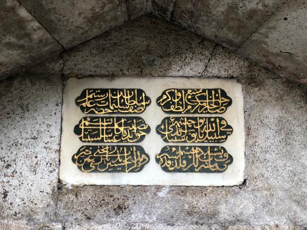 Vefat eden annelerinin bıraktığı sandığın içinden çıktı! Osmanlı'dan kalma belgeyle İstanbul'un göbeğindeki tarihi esere mirasçı oldular Vefat eden annelerinin bıraktığı sandığın içinden çıktı! Osmanlı'dan kalma belgeyle İstanbul'un göbeğindeki tarihi esere mirasçı oldular