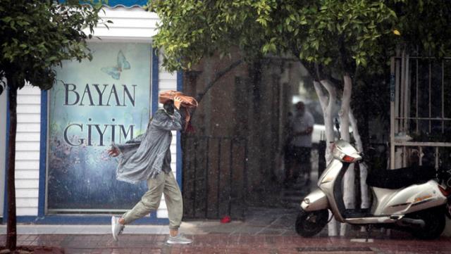 Yangınlarla mücadele edilen Antalya'da sabah saatlerinden itibaren yağışlar başladı