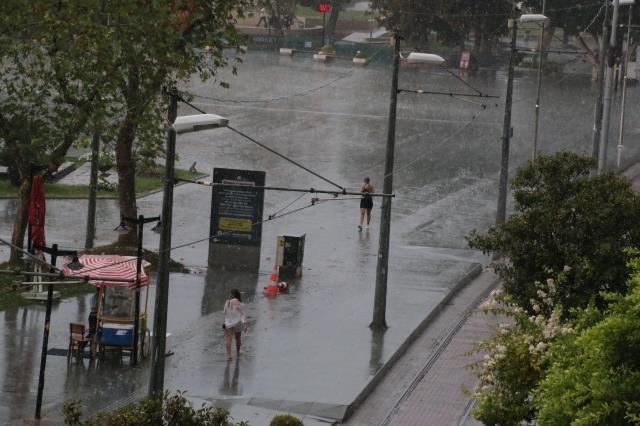 Yangınlarla mücadele edilen Antalya'da sabah saatlerinden itibaren yağışlar başladı
