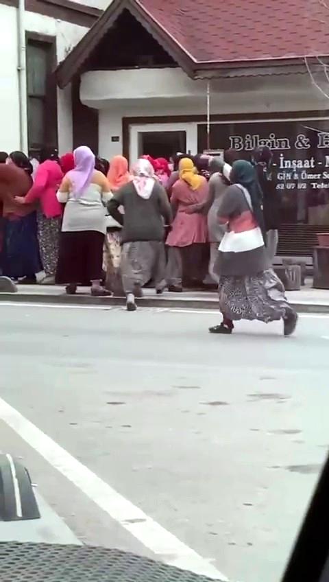 Yardım dağıtımı izdihama dönüştü, salgın unutuldu