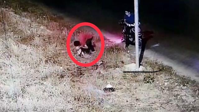 Yavru köpeği kafasından öpüp ölüme terk ettiler! 8 aylık hamile kadın, yeni ailesi oldu Yavru köpeği kafasından öpüp ölüme terk ettiler! 8 aylık hamile kadın, yeni ailesi oldu