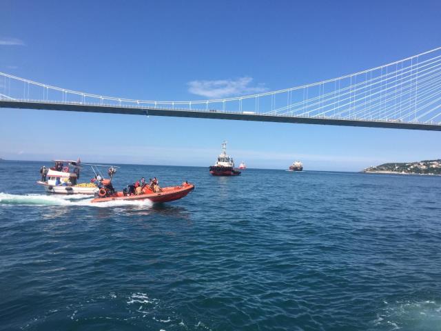 Yavuz Sultan Selim Köprüsü altında bulunan balıkçı teknesine gemi çarptı: 1 yaralı