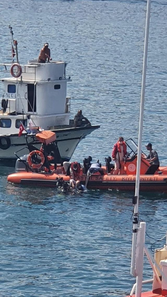 Yavuz Sultan Selim Köprüsü altında bulunan balıkçı teknesine gemi çarptı: 1 yaralı