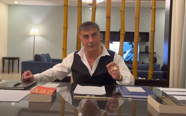Yeni video yayınlayan Sedat Peker masasına koyduğu kitaplarla mesaj vermeye devam ediyor