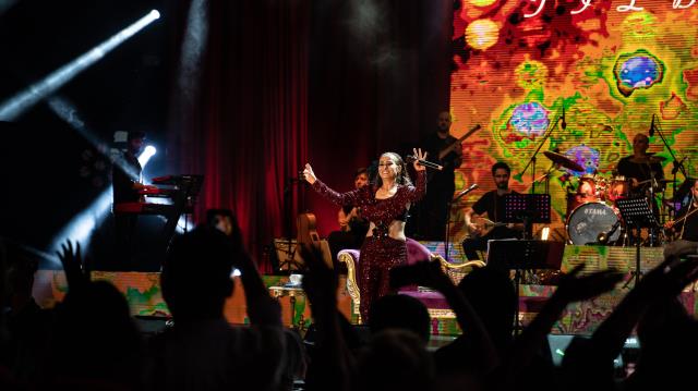 Yıldız Tilbe, kırmızı elbisesiyle konserinde göz kamaştırdı