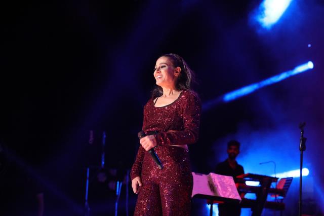 Yıldız Tilbe, kırmızı elbisesiyle konserinde göz kamaştırdı