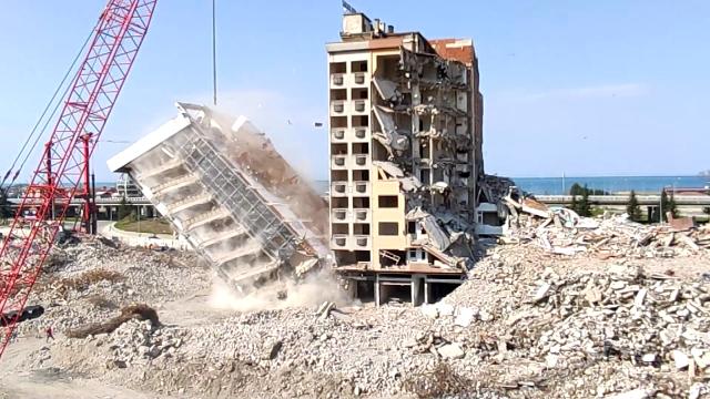 Yıkılan binanın altında kalmaktan son anda kurtuldu Yıkılan binanın altında kalmaktan son anda kurtuldu