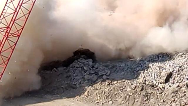 Yıkılan binanın altında kalmaktan son anda kurtuldu Yıkılan binanın altında kalmaktan son anda kurtuldu