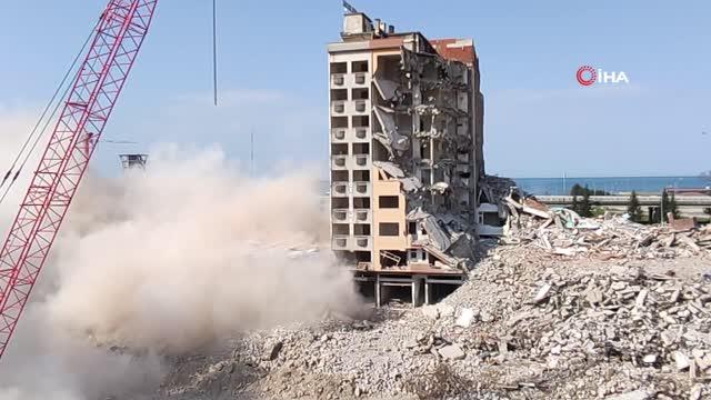 Yıkılan binanın altında kalmaktan son anda kurtuldu Yıkılan binanın altında kalmaktan son anda kurtuldu