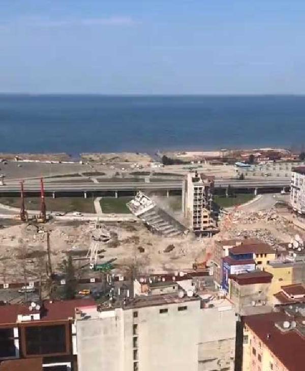 Yıkılan binanın enkazı altında kalmaktan son anda kurtuldu Yıkılan binanın enkazı altında kalmaktan son anda kurtuldu