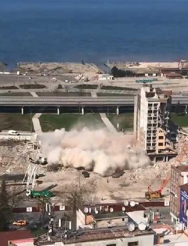 Yıkılan binanın enkazı altında kalmaktan son anda kurtuldu Yıkılan binanın enkazı altında kalmaktan son anda kurtuldu