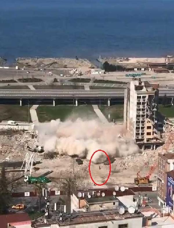 Yıkılan binanın enkazı altında kalmaktan son anda kurtuldu Yıkılan binanın enkazı altında kalmaktan son anda kurtuldu