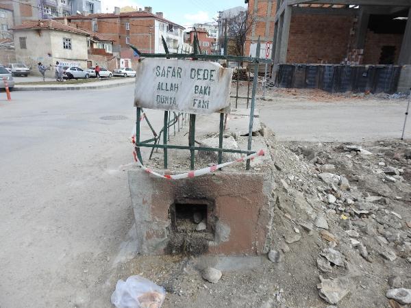Yol ortasında türbeyi görenler durup dua ediyor Yol ortasında türbeyi görenler durup dua ediyor