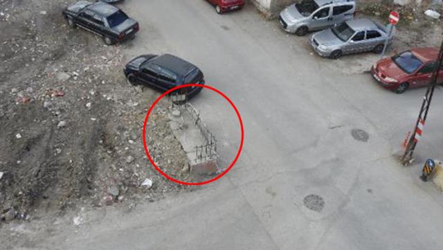 Yol çalışması nedeniyle sokak ortasında kalan türbeyi görenler başında durup dua ediyor Yol çalışması nedeniyle sokak ortasında kalan türbeyi görenler başında durup dua ediyor
