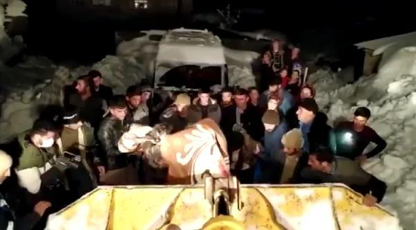 Yolu kapalı köyde hastalanan kadın, kepçe ağzında ambulansa taşındı Yolu kapalı köyde hastalanan kadın, kepçe ağzında ambulansa taşındı