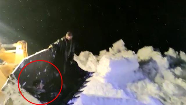 Yolu kapalı köyde hastalanan kadın, kepçe ağzında ambulansa taşındı Yolu kapalı köyde hastalanan kadın, kepçe ağzında ambulansa taşındı