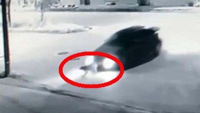 Yolun ortasındaki köpeği ezip geçen sürücü, arkasına bile bakmadan kaçtı Yolun ortasındaki köpeği ezip geçen sürücü, arkasına bile bakmadan kaçtı