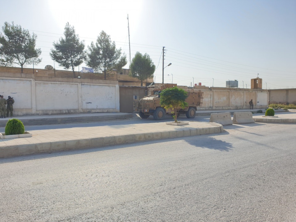 <p>Tel Abyad merkezdeki hapishane teröristlerce tamamen boşaltılırken yüksek duvarlarla çevrili binanın açık kapıları dikkat çekti. YPG’li teröristlerin terk ettiği hapishanede terör örgütü elebaşının posterleri ile çeşitli dosyalar da görüntülere yansıdı.<br />
 </p>
