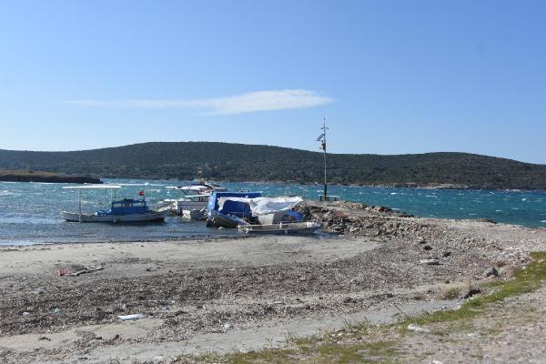 Yunanistan'daki 6.2'lik depremin ardından İzmir'de deniz çekildi, tekneler karaya oturdu