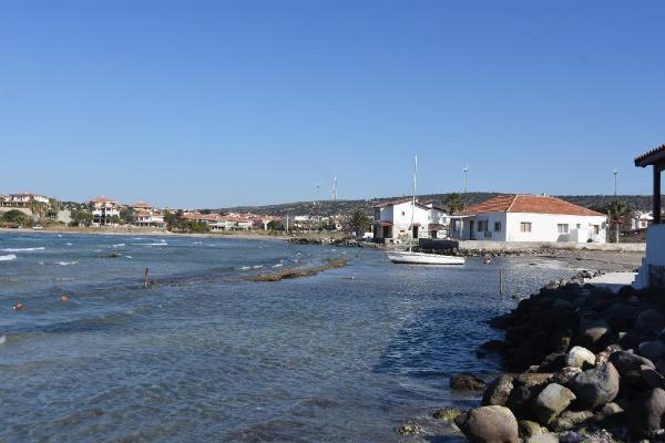 Yunanistan'daki 6.2'lik depremin ardından İzmir'de deniz çekildi, tekneler karaya oturdu