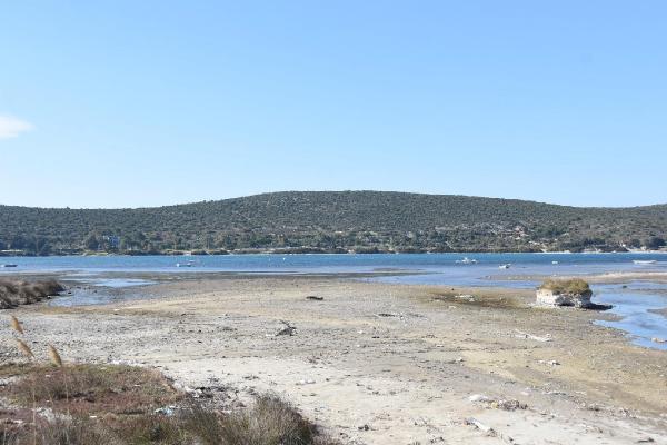 Yunanistan'daki 6.2'lik depremin ardından İzmir'de deniz çekildi, tekneler karaya oturdu
