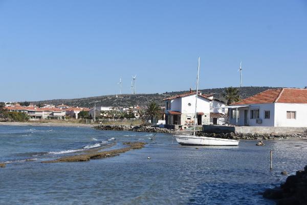Yunanistan'daki 6.2'lik depremin ardından İzmir'de deniz çekildi, tekneler karaya oturdu