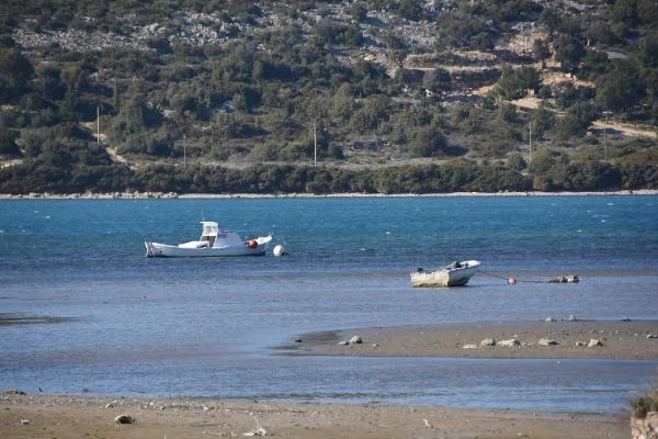 Yunanistan'daki 6.2'lik depremin ardından İzmir'de deniz çekildi, tekneler karaya oturdu