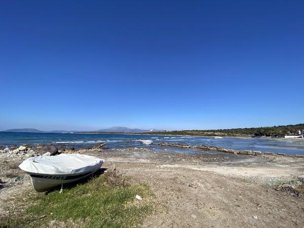 Yunanistan'daki 6.2'lik depremin ardından İzmir'de deniz çekildi, tekneler karaya oturdu