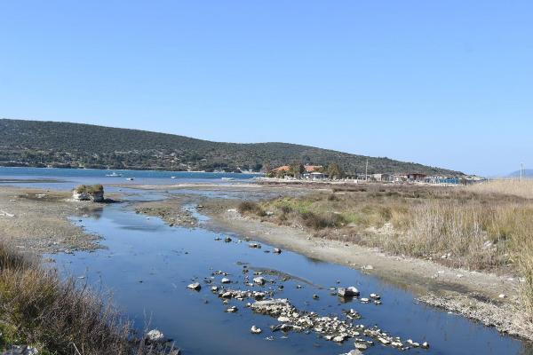 Yunanistan'daki 6.2'lik depremin ardından İzmir'de deniz çekildi, tekneler karaya oturdu