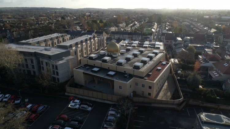 <p>Türkiye Diyanet Vakfının önayak olduğu ve toplamda 10 binden fazla kişi veya kurumun bağış yaptığı projeye asıl desteği veren Türk kurumları oldu. Katar Ulusal Fonu da bağışçılar arasında yer aldı. </p>
