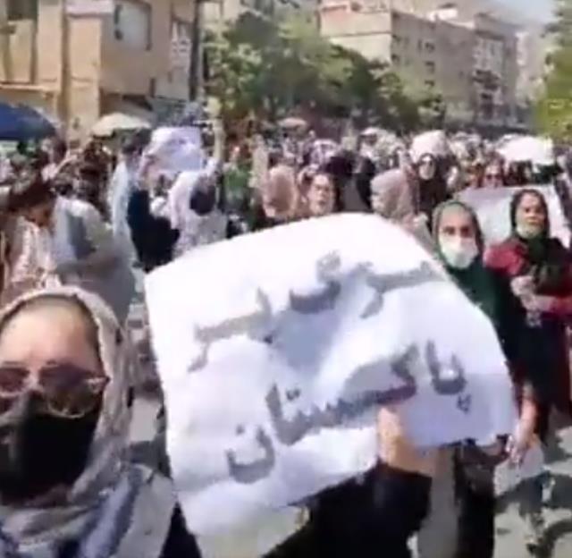 Yüzlerce Afgan kadın, Kabil sokaklarını 'Özgürlük' sloganlarıyla inletti! Taliban göstericileri ateş açarak dağıttı